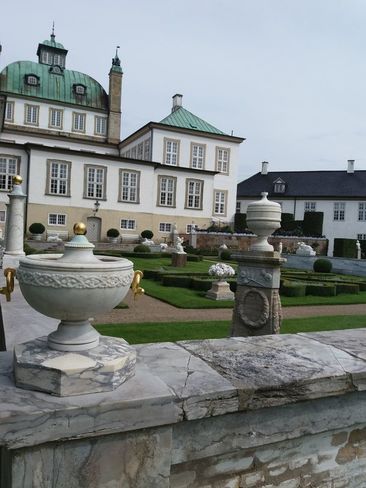 Palace Fredensborg slot image taken from the garden